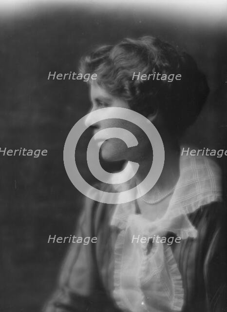 Cramer, Elizabeth, Miss, portrait photograph, 1915. Creator: Arnold Genthe.