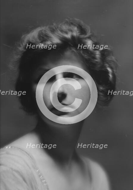 McMullen, Doris, Mrs., portrait photograph, 1913. Creator: Arnold Genthe.
