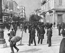 'La journee du 1 decembre 1916, A Athenes; Les premieres manifestations de la foule sur la place de  Creator: Unknown.