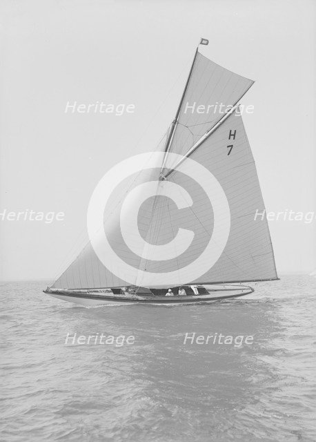 The 8 Metre 'Garraveen' (H7), sailing close-hauled, 1914 Creator: Kirk & Sons of Cowes.