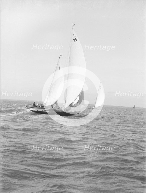 Group of 6 Metres racing downwind, 1914.  Creator: Kirk & Sons of Cowes.