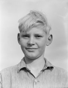 Son of migratory worker from Kansas in squatters' camp near Farmersville, California, 1936. Creator: Dorothea Lange.