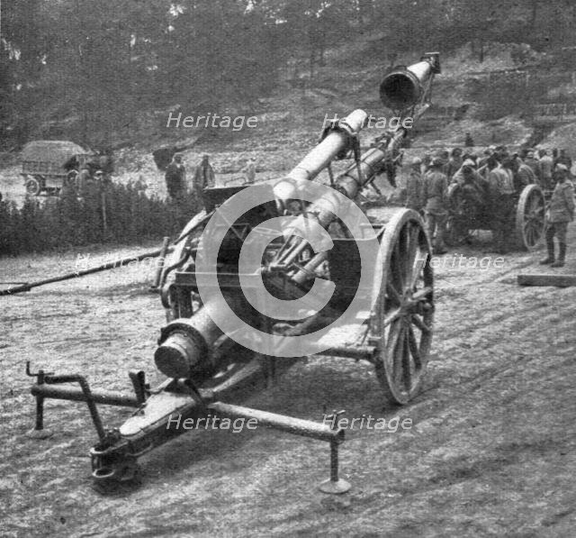 'Dix jours de bataille sur la Somme; Un periscope geant sur roues pris aux Allemands dans..., 1916. Creator: Unknown.