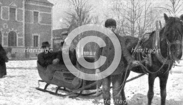 'France et Russie; A la gare frontiere de Haparanda: Un traineau va conduire les voyageurs..., 1916. Creator: Unknown.