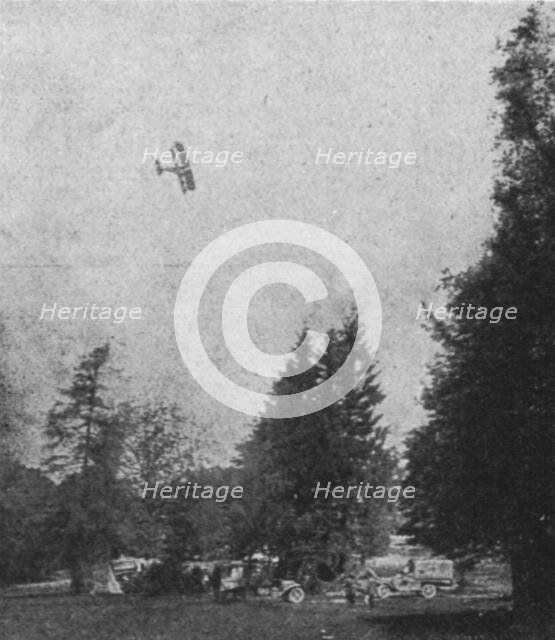 'Mort de laviateur Boillot; Navarre venant par les airs assister a l'enterrement de son..., 1916. Creator: Unknown.