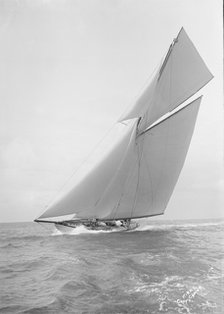 The 19-metre class 'Mariquita' sailing close-hauled, 1912. Creator: Kirk & Sons of Cowes.
