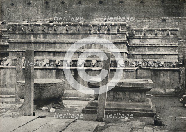 'Die sudliche der vier den Himmelsrichtungen entsprechend errichteten altarartigen Anbetungsstatten  Artist: Unknown.