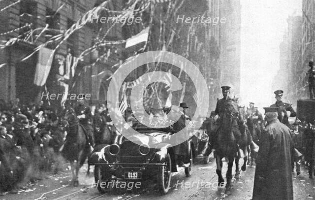 'Sur le Sol Americain; L'arrivee a New-York, le 9 mai, de M. Viviani et du marechal, dans..., 1917. Creator: Unknown.