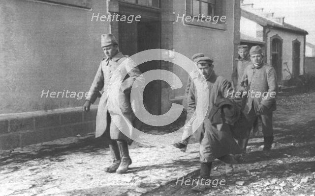 ''Deux Groupes de Combattants de Douaumont; Prisonniers allemands faits a Douaumont', 1916. Creator: Unknown.