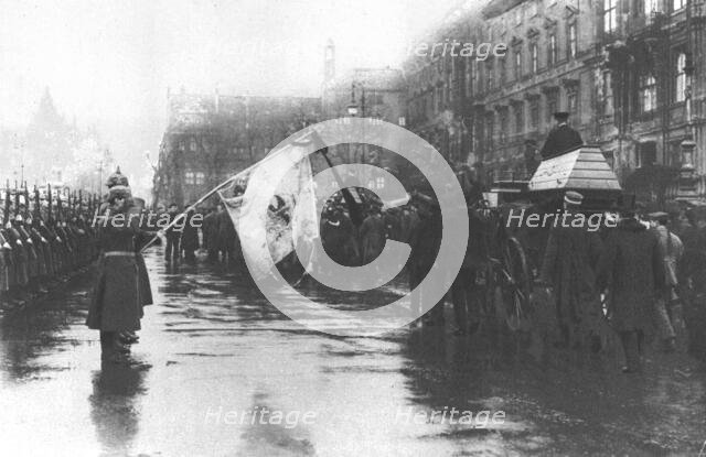 'La Nouvelle Europe; la guerre civile a Berlin; aux obseques solennelles des morts spart..., 1918. Creator: Unknown.