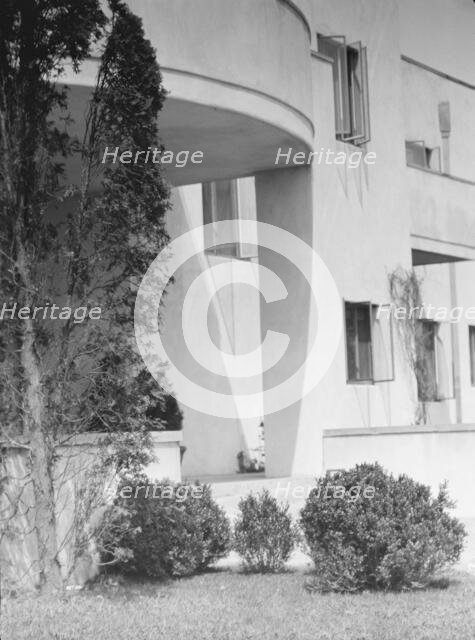 House at "The Shallows," property of Lucien Hamilton Tyng, Southampton, Long Island, 1931 Aug. Creator: Arnold Genthe.