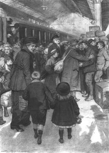 'Rapatries; l'arrivee d'un train a Evian: des territoriaux de service sur le quai sont..., 1917. Creator: J Simont.