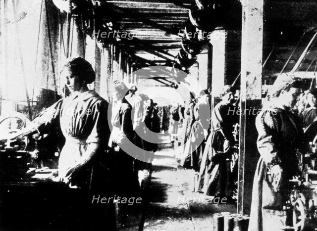 First World War (1914 - 1918), women working in a munitions factory.