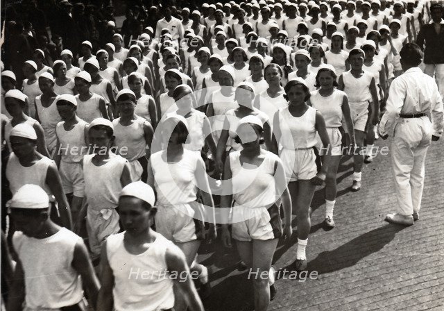 Parade, c. 1930. Artist: Magaziner, Semyon Abramovich (1886-1940)