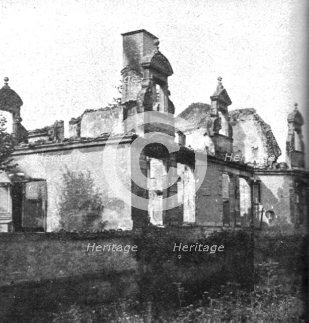 ''Nos regions Devastees; Une aile du chateau d'Etrepy (Marne)', 1914. Creator: Unknown.