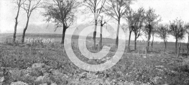 'Le Champ de Bataille; La route d'Esnes a Bethincourt, entre le Mort-Homme et la..., 1916 (1924) Creator: Unknown.