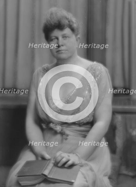 Cosgrave, John O'Hara, Mrs., portrait photograph, 1916. Creator: Arnold Genthe.