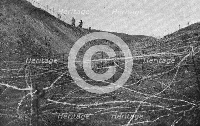 'Les defenses de Salonique inspectees par le general Sarrail; Un impressionnant..., 1916. Creator: Hubert Jacques.