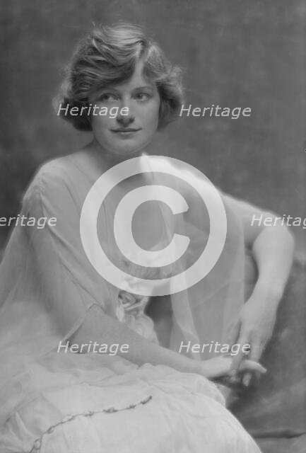Murdock, Ann, Miss, portrait photograph, 1914 July 23. Creator: Arnold Genthe.