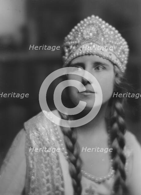 Cravath, Vera, Miss, portrait photograph, 1917 June 29. Creator: Arnold Genthe.