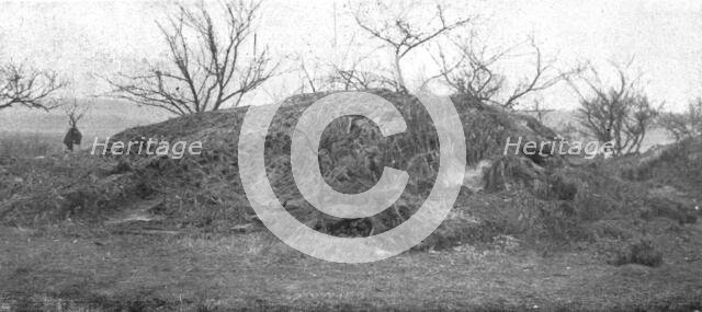 'Les Americains en Ligne; Le savant camouflage d'une piece de 75 appartenant a une..., 1917. Creator: Unknown.