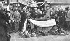 ''L'autriche succombe; Le 3 novembre, le premier syndic de Trieste italienne salue le..., 1918. Creator: Unknown.