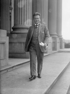 Lafollette, Robert M., Rep. from Wisconsin 1885-1891; Governor, 1901-1906; Senator, 1906-1925, 1917. Creator: Harris & Ewing.