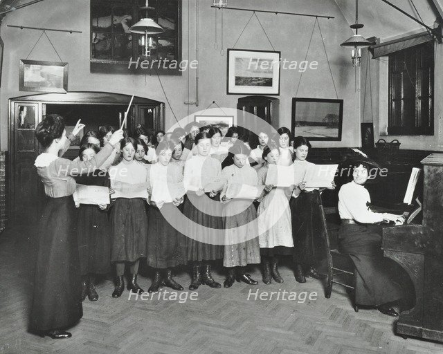 Singing class, Laxon Street Evening Institute for Women, London, 1914. Artist: Unknown.