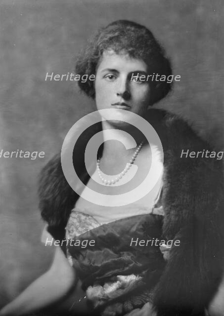 Maupin, J.G., Mrs., portrait photograph, 1917 Aug. 23. Creator: Arnold Genthe.