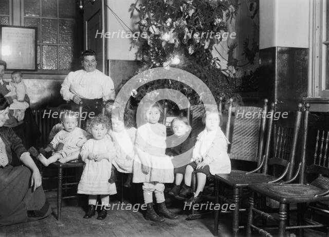 N.Y.C. lodging house -- Xmas tree, between c1910 and c1915. Creator: Bain News Service.