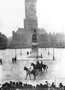 'En Belgique delivree; L'entrée solennelle, a Bruges, des souverains belges, le 25 october 1918. Creator: Unknown.