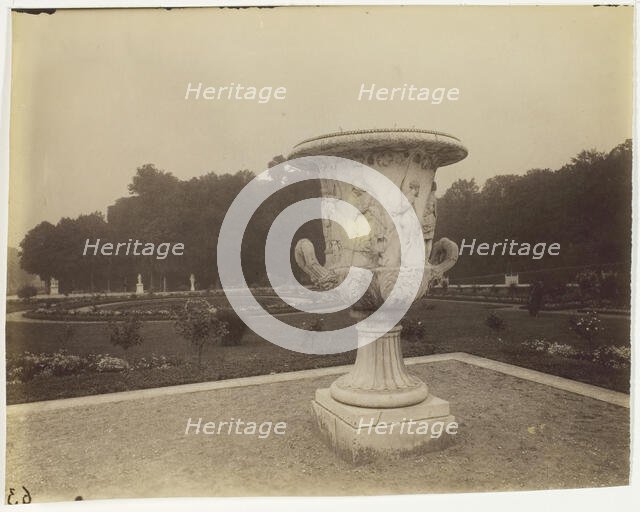 Versailles, Vase par Cornu, 1902. Creator: Eugene Atget.