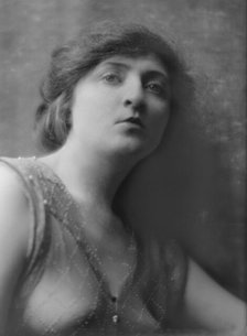 Hastings, Alice, Miss, portrait photograph, 1915 June 1. Creator: Arnold Genthe.
