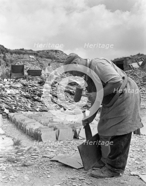 Dressing slate at Trebarwith Slate Quarry, Cornwall, 1959.  Artist: Michael Walters