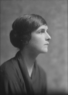 Flanagan, Gertrude, Miss, portrait photograph, 1915 May 10. Creator: Arnold Genthe.