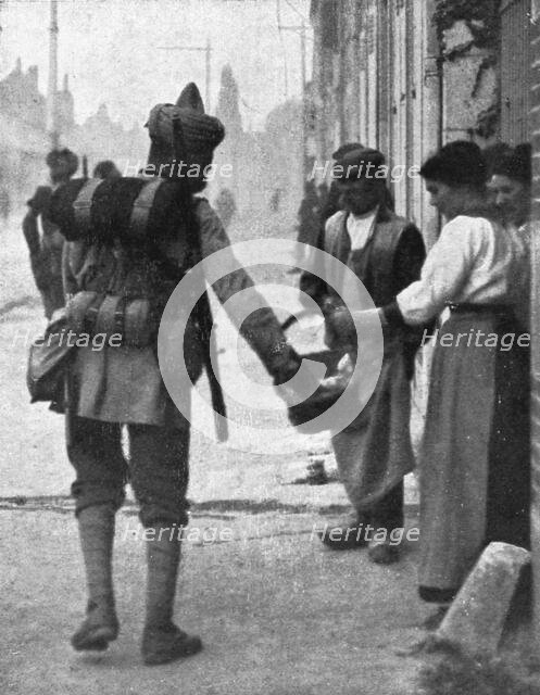 Les Hindous acceptent volontiers les presents de la population', 1914. Creator: Unknown.