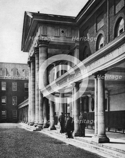 Pensioners in the great quadrangle of Chelsea Royal Hospital, London, 1926-1927.Artist: Taylor