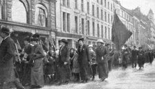 'France et Russie; 1er mai a Christiania: Dans les rues de la capitale norvegienne, nos..., 1916. Creator: Unknown.