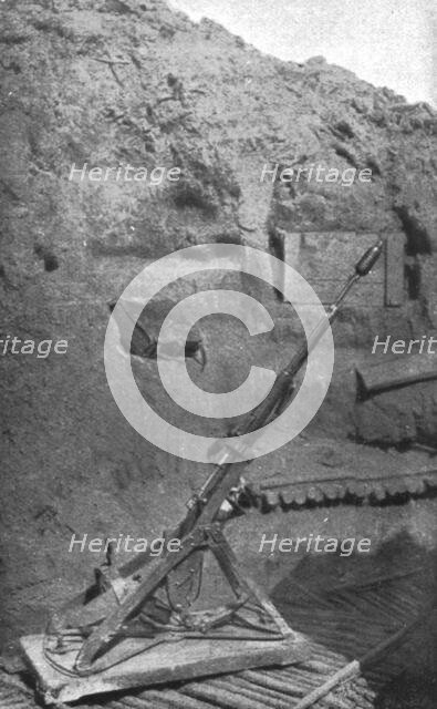 'Notre offensive d'Artois; un fusil lance-grenades, tout charge, abandonne par les allemands', 1915 Creator: Unknown.