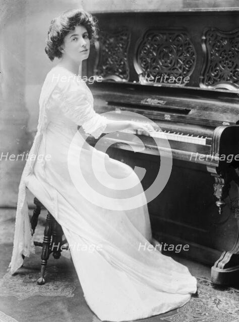 Miss Clare Kummer at piano, 1910. Creator: Bain News Service.