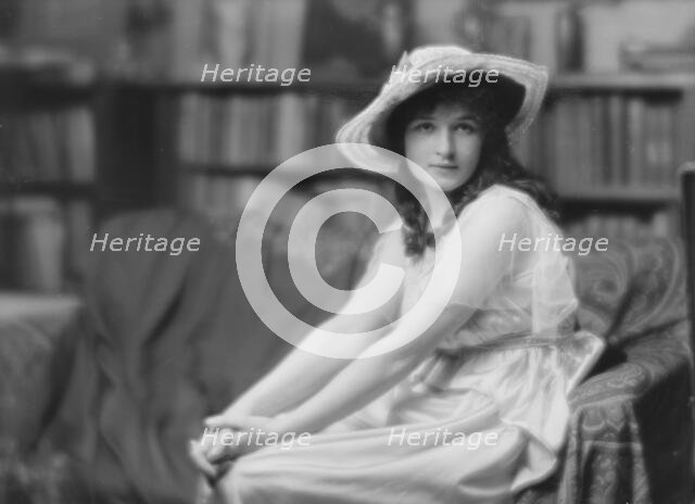 Collins, Miriam, Miss, portrait photograph, 1915 June 7. Creator: Arnold Genthe.