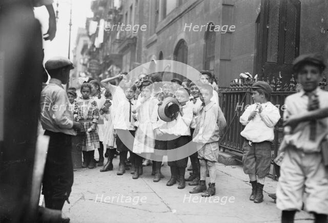 N.Y. school - Italians, between c1910 and c1915. Creator: Bain News Service.