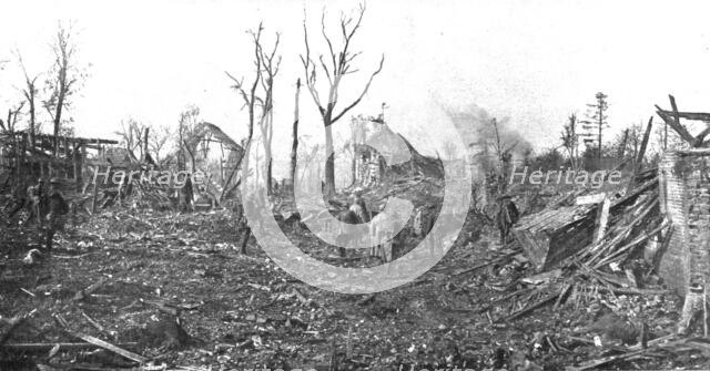 'De la Picardie au Chemin des Dames; les troupes d'assaut americaines dans les ruines..., 1918. Creator: Unknown.