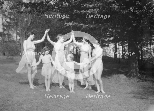 Elizabeth Duncan dancers, between 1916 and 1941. Creator: Arnold Genthe.