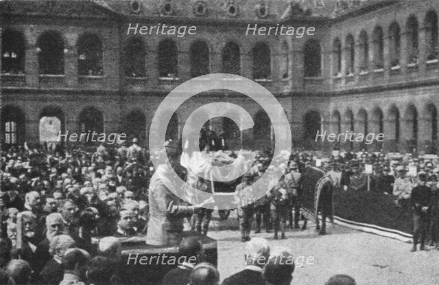 'Les Funerailles du general Gallieni a Paris et a Saint-Raphael; Aux Invalides: le..., 1916. Creator: Unknown.