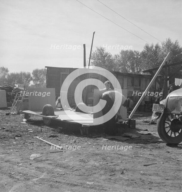 Building an auto trailer in a squatter camp, Outskirts of Bakersfield, California, 1936. Creator: Dorothea Lange.