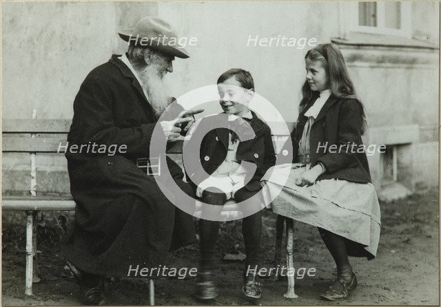 Leo Tolstoy with grandchildren Leo and Sofia, 1909. Artist: Chertkov, Vladimir Grigorievich (1854-1936)