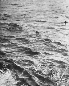 'Canonne, pius torpille en mer; Les survivants de l'equipage du L-7 nagent vers le sous-marin anglai Creator: Unknown.