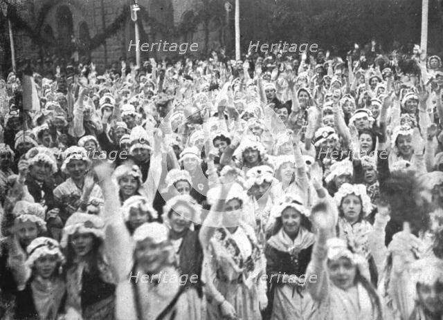 'Les fetes du 8 decembre 1918 a Metz; Les saluts et les vivats au president de la Repub...', 1918. Creator: Unknown.