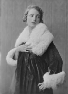 Clarke, Helen, Miss, portrait photograph, 1917 Sept. 18. Creator: Arnold Genthe.